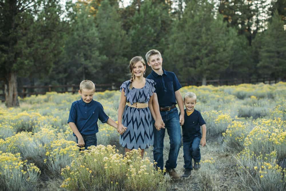 family shoot field bend sisters central oregon