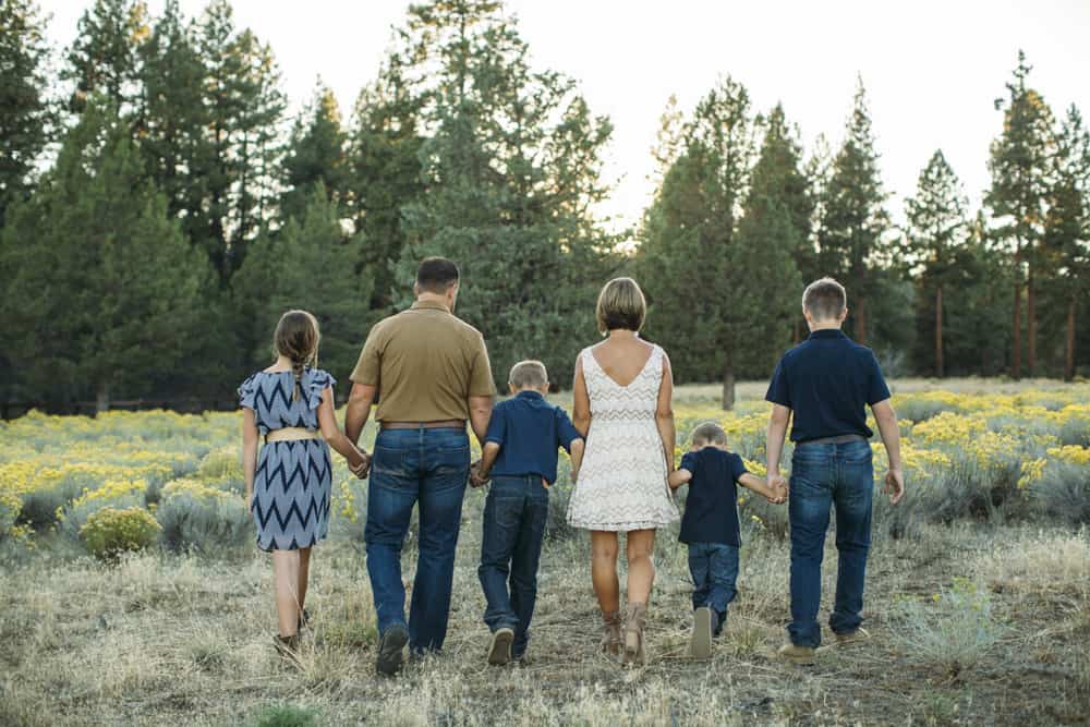 family shoot field bend sisters central oregon